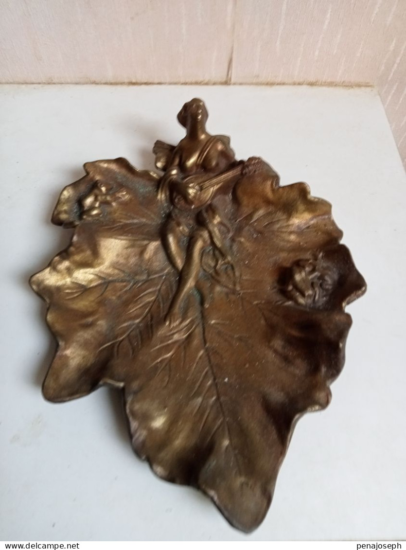 Vide Poche Ancien En Bronze Longueur 24 Cm X 18 Cm - Bronzen