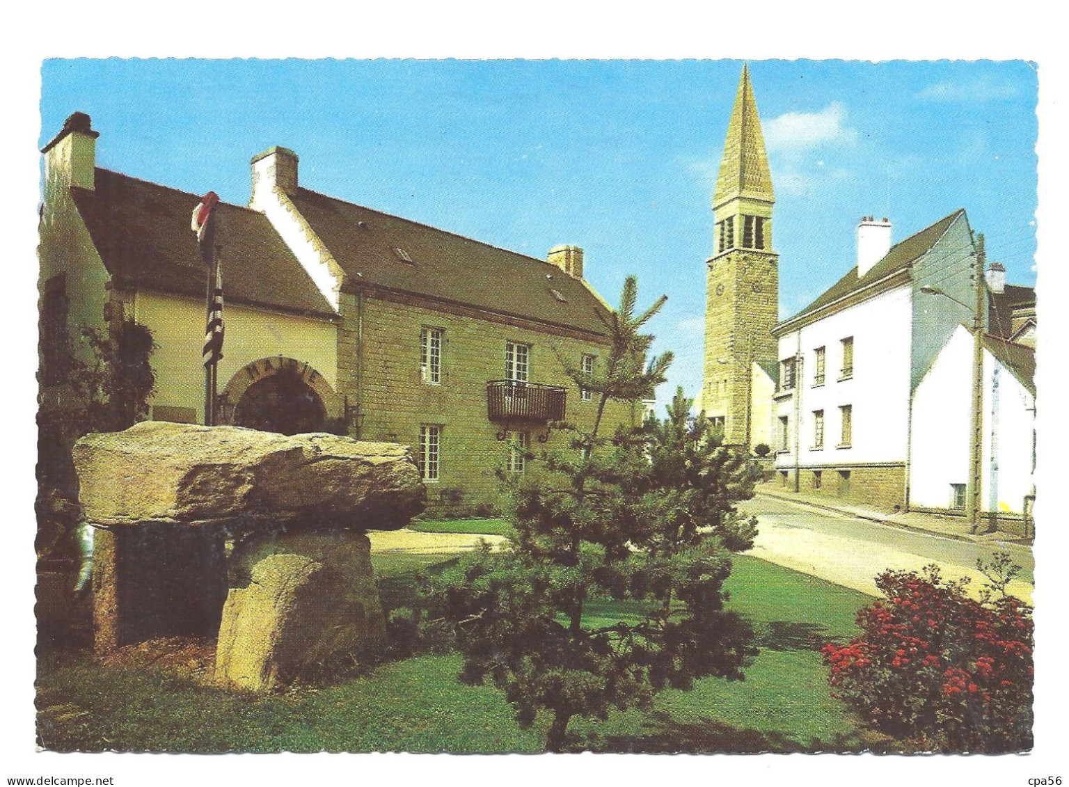 GUIDEL - Place De La Mairie Et L'Église - Dolmen - JEAN éd. N°11315-4 - Guidel