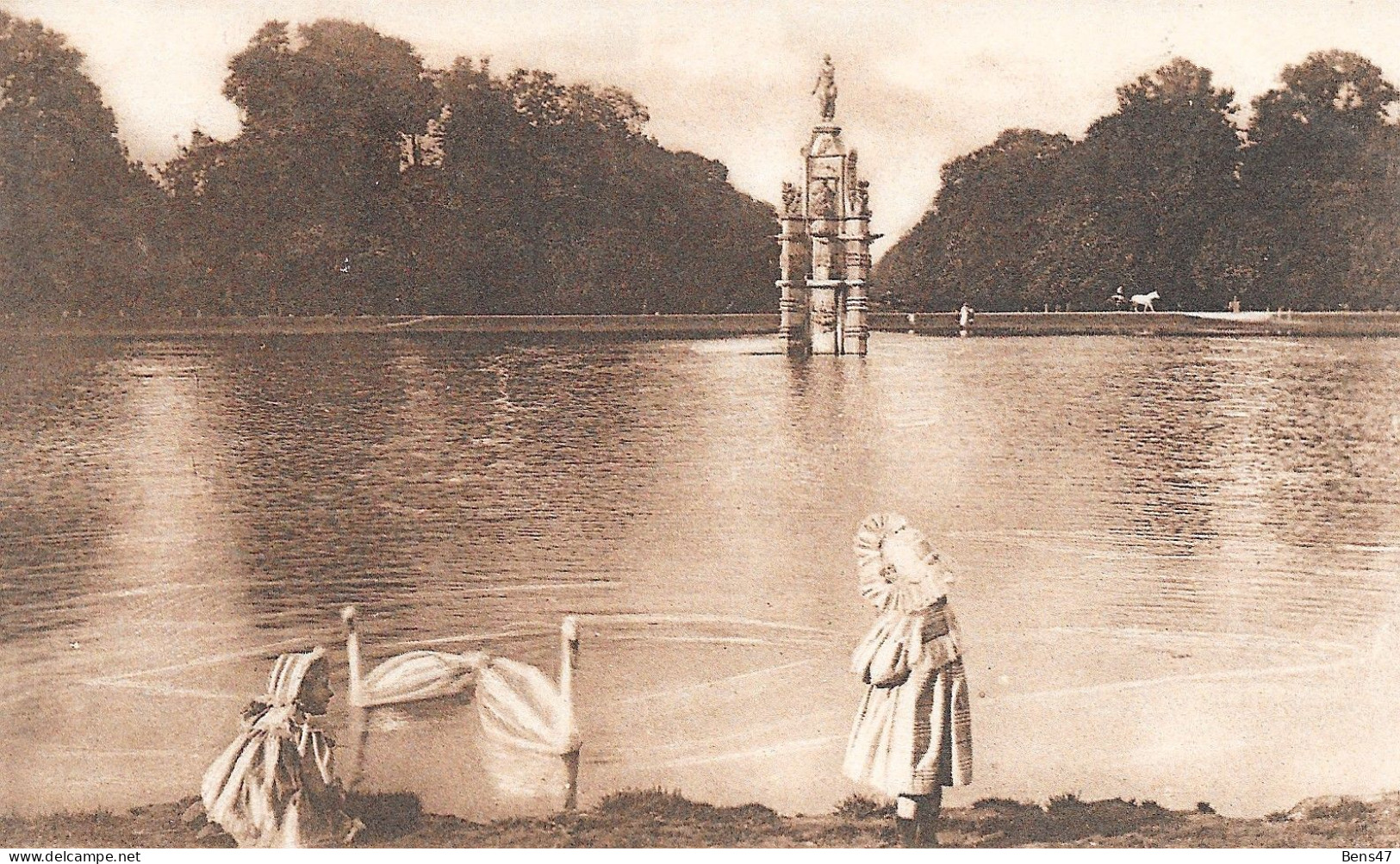 London Diana Water Busy Park Hampt Court  -unsent - Hampton Court