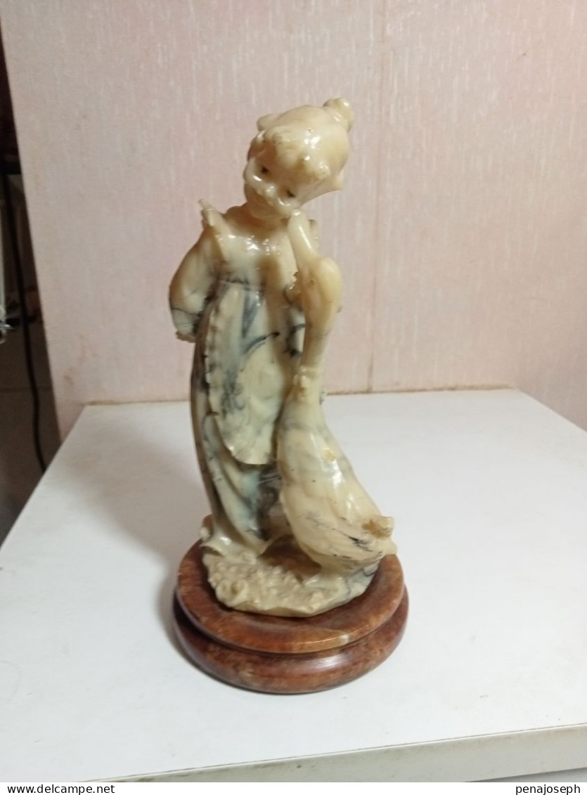 Statuette En Albatre XIXème Jeune Fille Et Canard Hauteur 18,5 Cm Sur Support Marbre - Stone & Marble