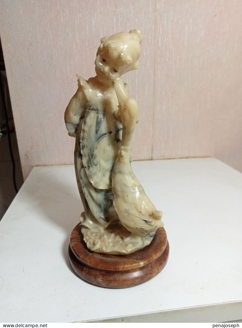 Statuette En Albatre XIXème Jeune Fille Et Canard Hauteur 18,5 Cm Sur Support Marbre - Pietre E Marmi