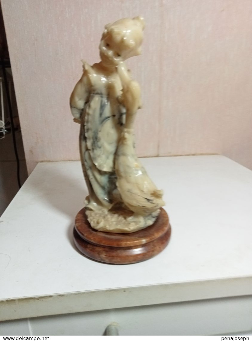 Statuette En Albatre XIXème Jeune Fille Et Canard Hauteur 18,5 Cm Sur Support Marbre - Stein & Marmor