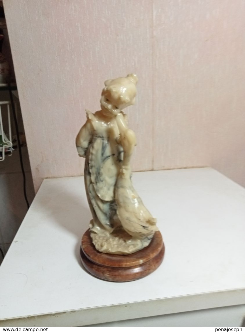 Statuette En Albatre XIXème Jeune Fille Et Canard Hauteur 18,5 Cm Sur Support Marbre - Pietre E Marmi