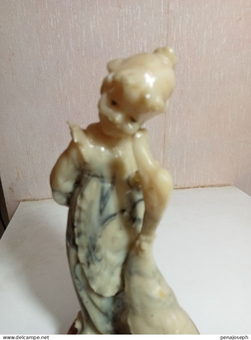 statuette en albatre XIXème jeune fille et canard hauteur 18,5 cm sur support marbre