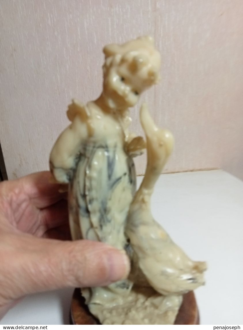 statuette en albatre XIXème jeune fille et canard hauteur 18,5 cm sur support marbre