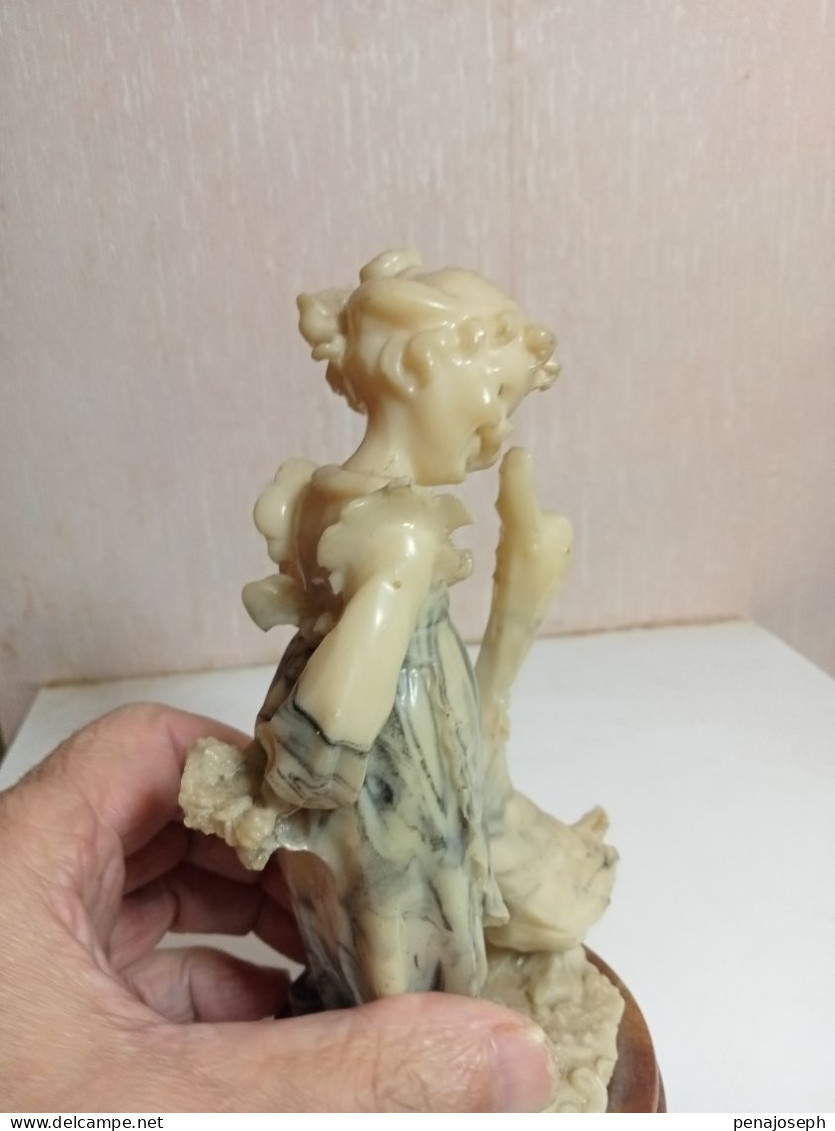 statuette en albatre XIXème jeune fille et canard hauteur 18,5 cm sur support marbre