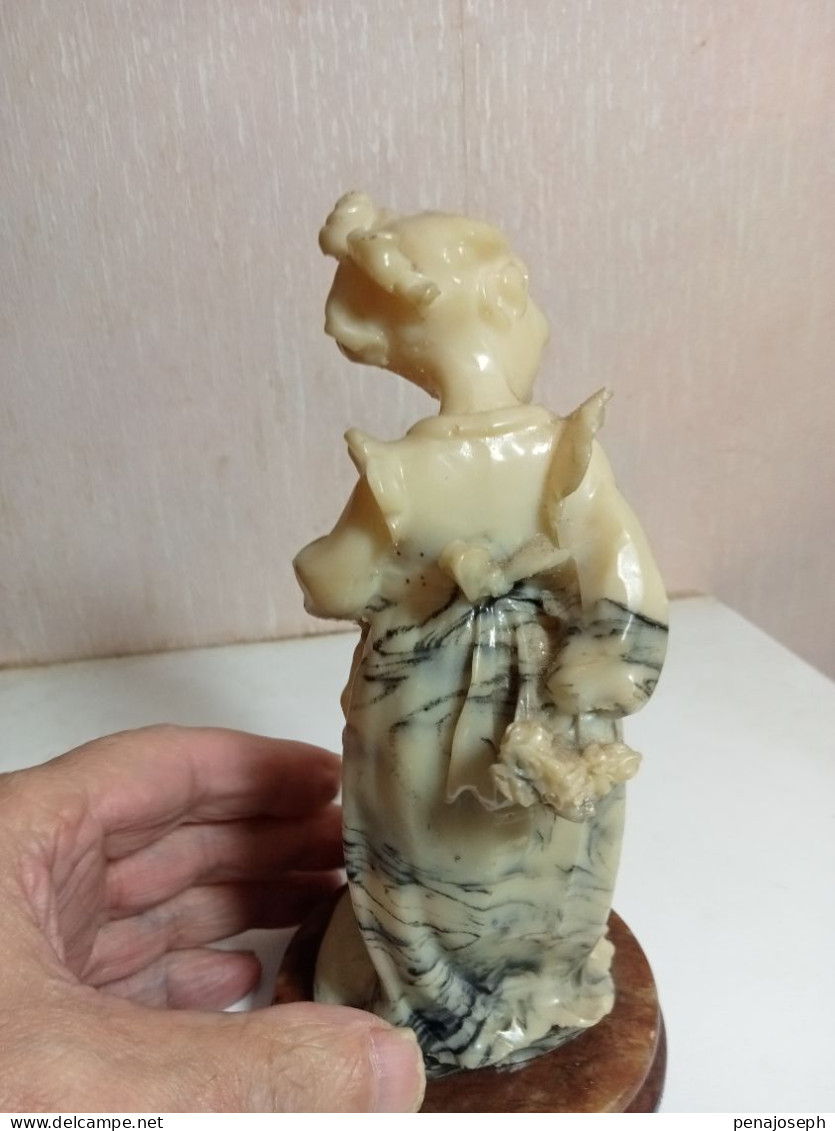 statuette en albatre XIXème jeune fille et canard hauteur 18,5 cm sur support marbre