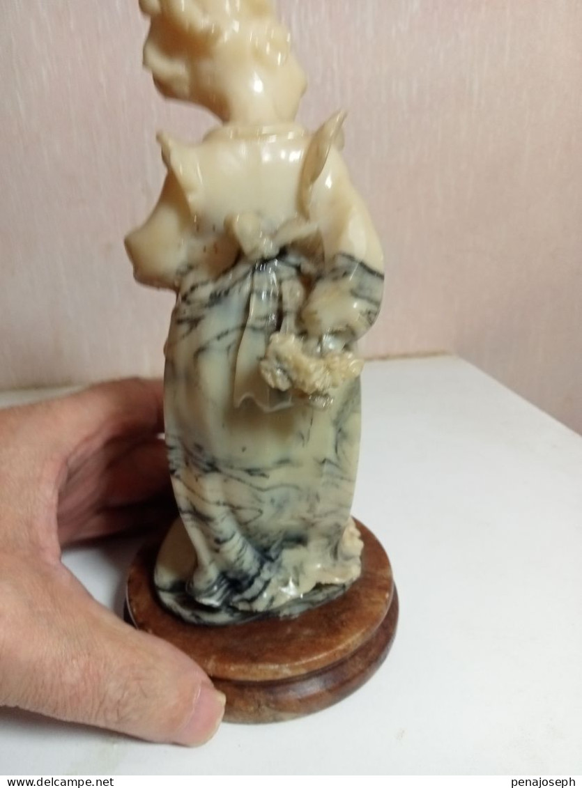 statuette en albatre XIXème jeune fille et canard hauteur 18,5 cm sur support marbre