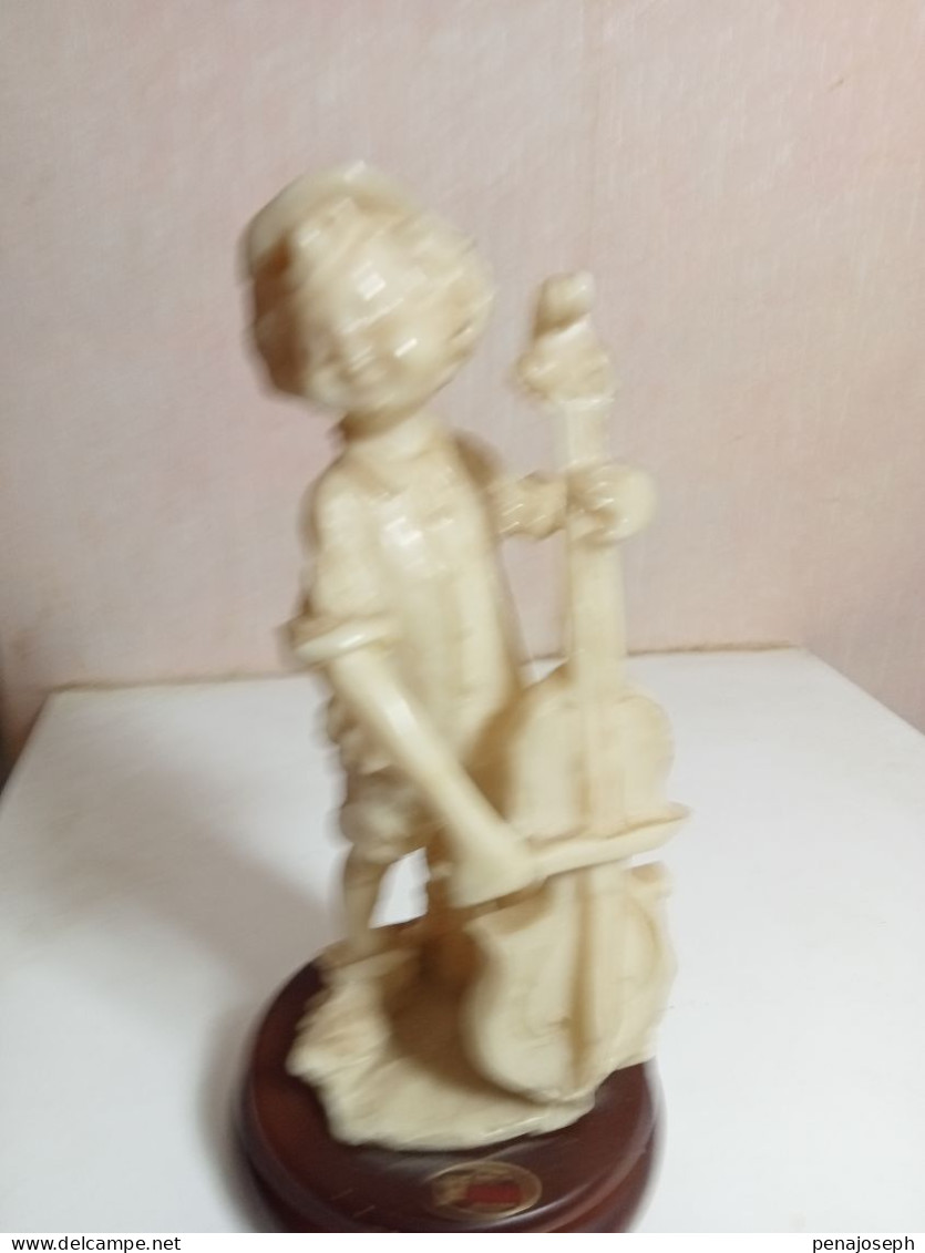 Statuette En Albatre XIXème Jeune Musicien Hauteur 18,5 Cm Sur Support Marbre - Pierres & Marbres