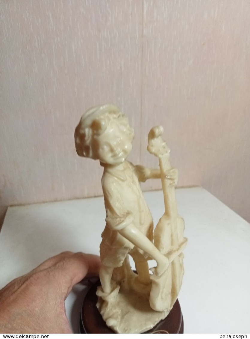 statuette en albatre XIXème jeune musicien hauteur 18,5 cm sur support marbre