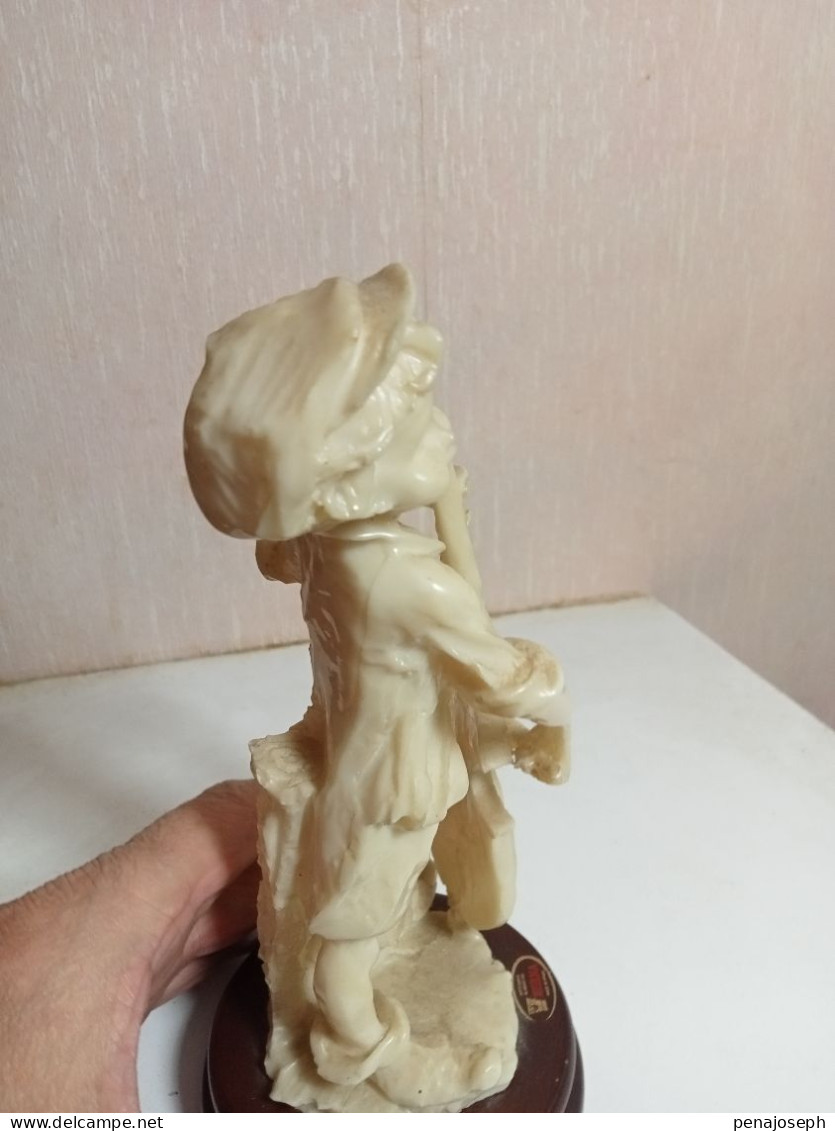 statuette en albatre XIXème jeune musicien hauteur 18,5 cm sur support marbre