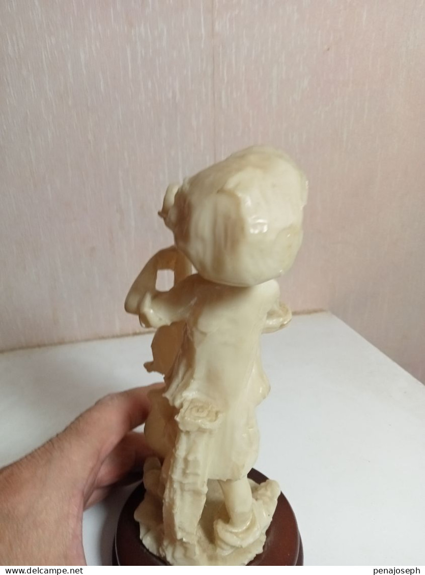 statuette en albatre XIXème jeune musicien hauteur 18,5 cm sur support marbre