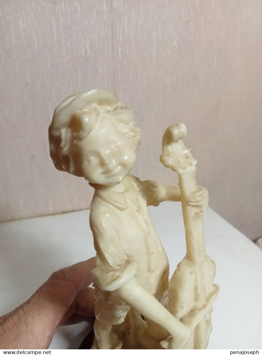 statuette en albatre XIXème jeune musicien hauteur 18,5 cm sur support marbre