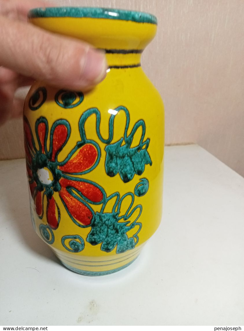 Vase Ancien Jaune Signé Hauteur 19 Cm Diamètre 11 Cm - Vasen