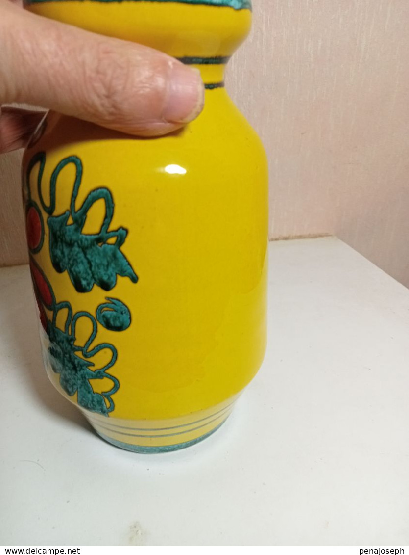 Vase Ancien Jaune Signé Hauteur 19 Cm Diamètre 11 Cm - Vasen