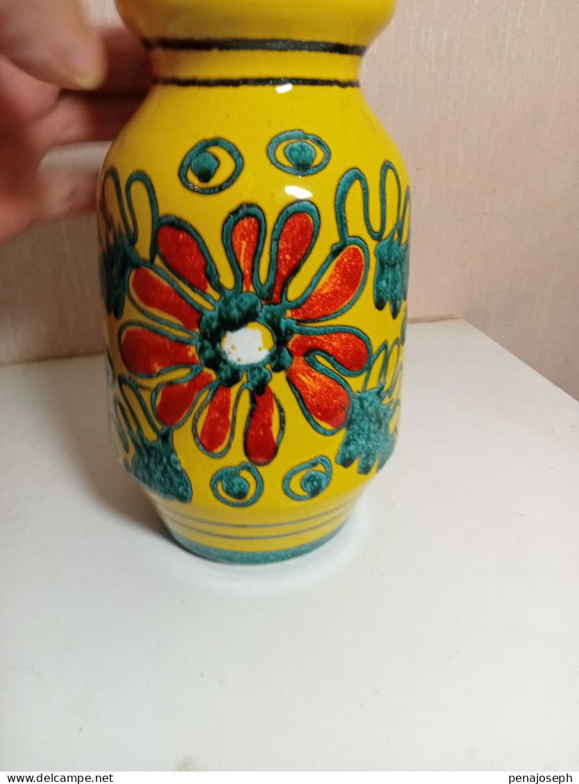 vase ancien jaune signé hauteur 19 cm diamètre 11 cm