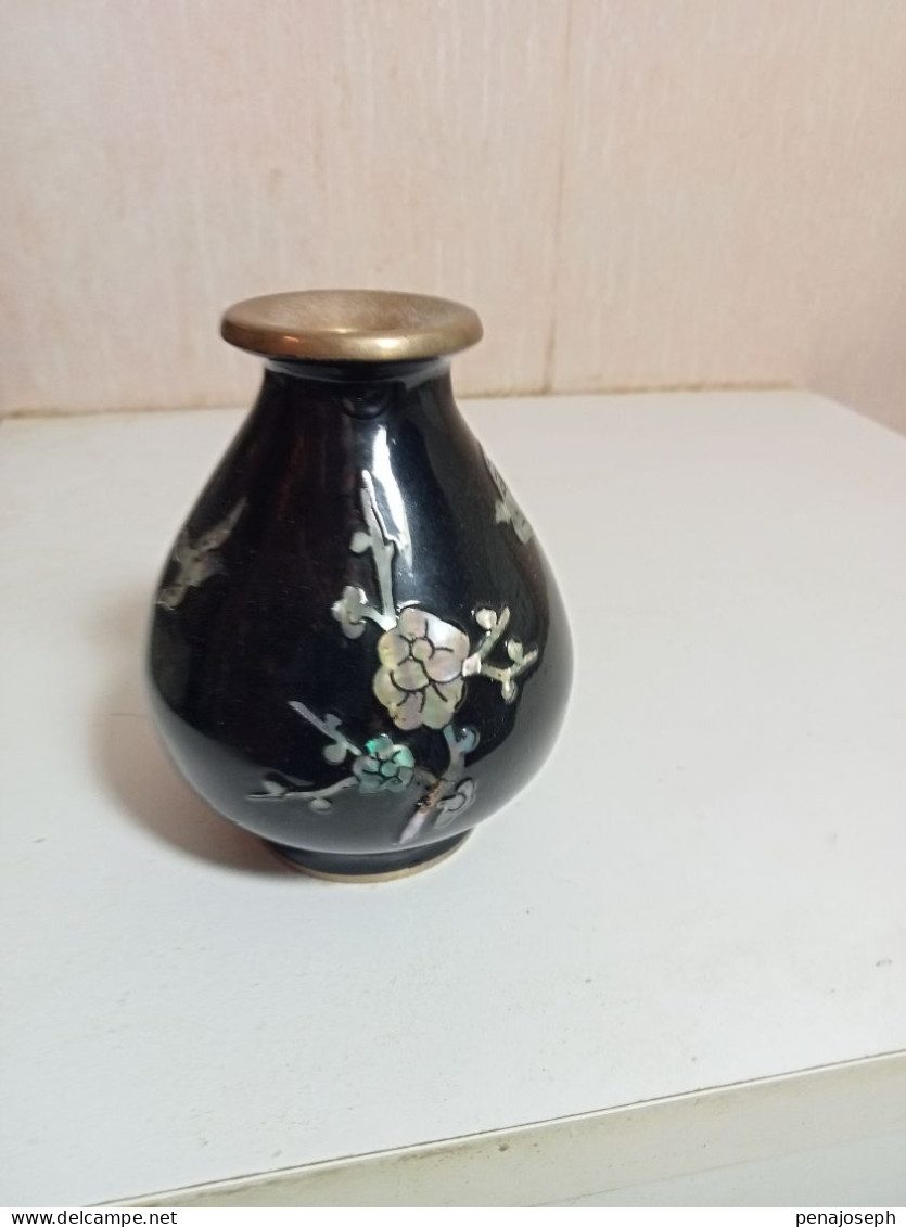 Vase XIXème Decor En Nacre Cloisonné Hauteur 9 Cm Diamètre 7 Cm - Vasi