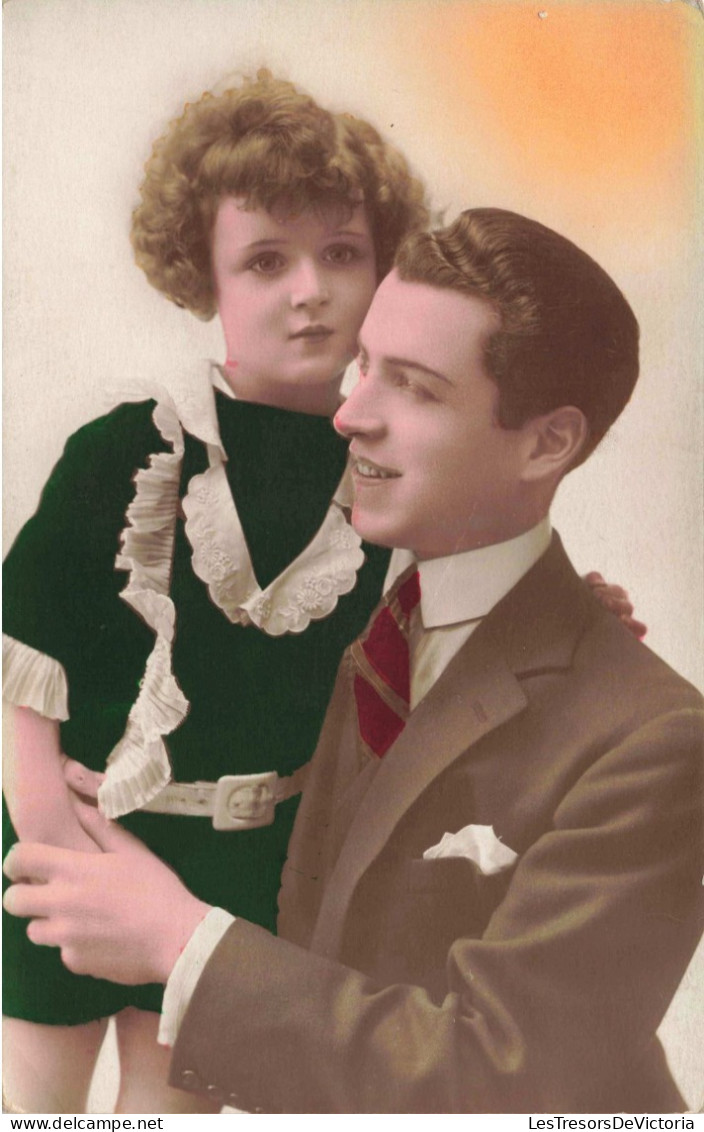 ENFANT - Petite Fille Et Son Père - Homme -  Robe Colorisé - Carte Postale Ancienne - Grupo De Niños Y Familias