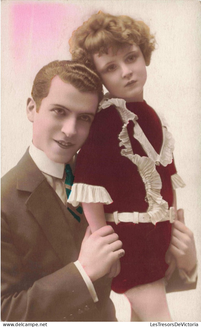 ENFANTS - Petite Fille Avec Son Père - Robe Rouge - Homme - Colorisé - Carte Postale Ancienne - Grupo De Niños Y Familias