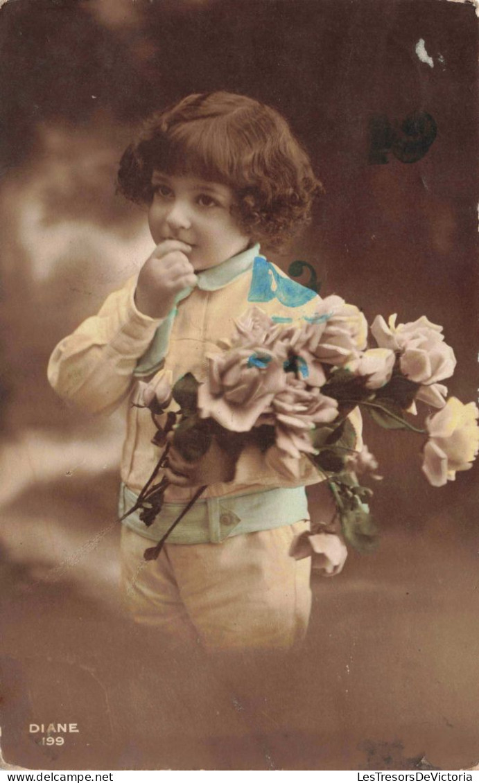 Enfant - Un Enfant Suçant Son Doigt - Bouquet De Roses - Colorisé - Carte Postale Ancienne - Autres & Non Classés