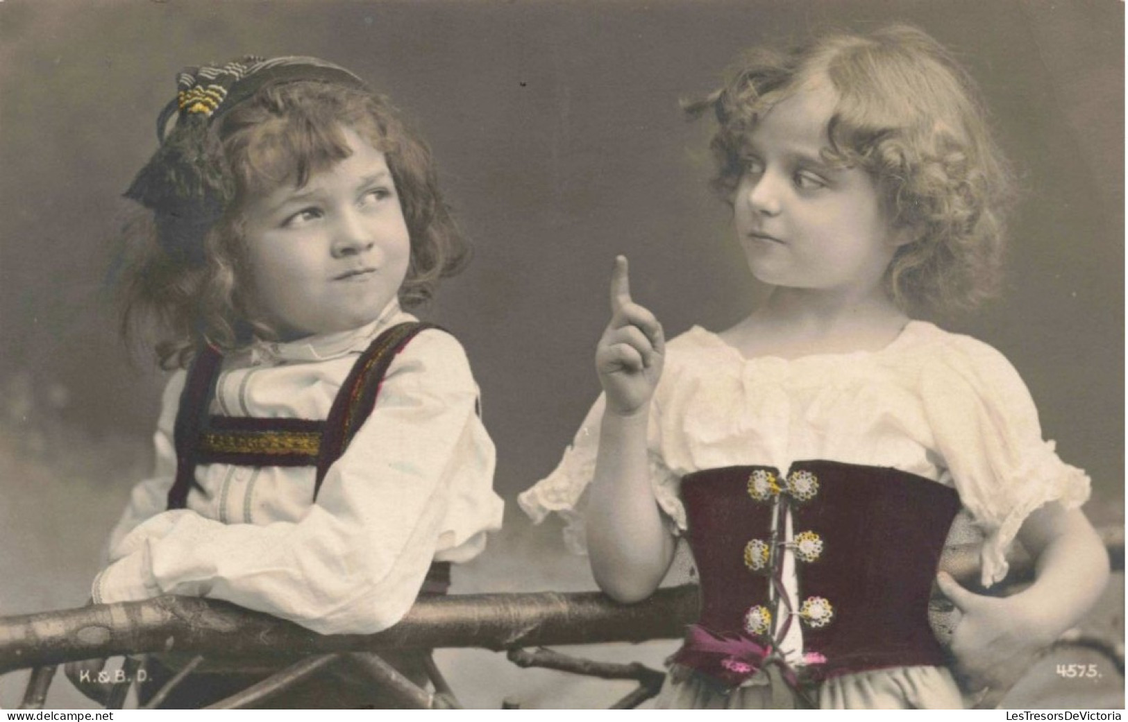 ENFANTS - Portrait De Deux Enfants En Tenue Traditionnelle - Colorisé - Carte Postale Ancienne - Portraits