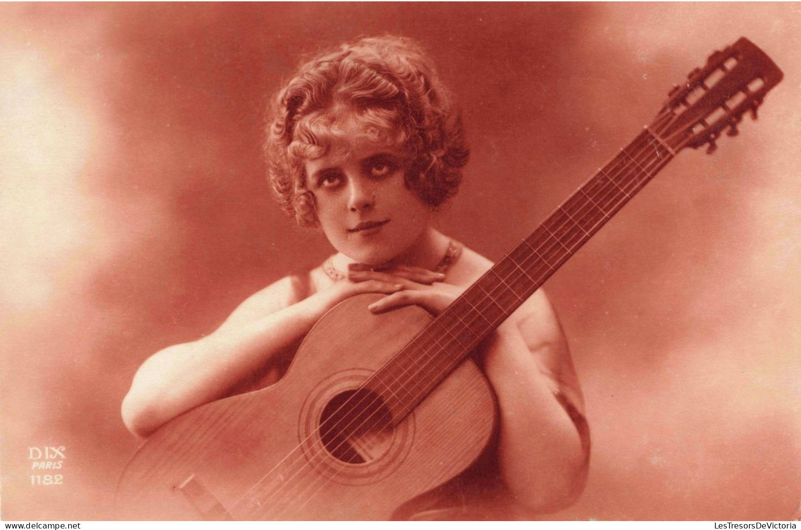 CARTE PHOTO - Portrait D'une Femme Tenant Une Guitare -  Carte Postale Ancienne - Fotografia