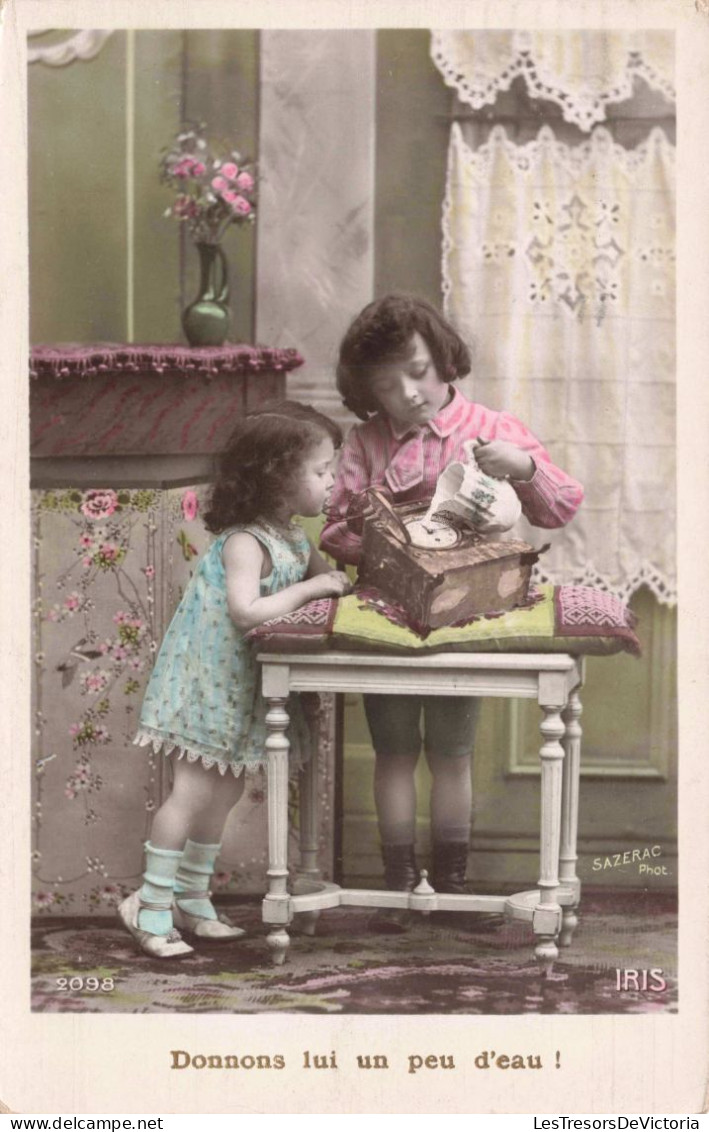 ENFANTS - Petites Filles - Donnons Lui Un Peu D'eau - Horloge - Colorisé - Carte Postale Ancienne - Portraits