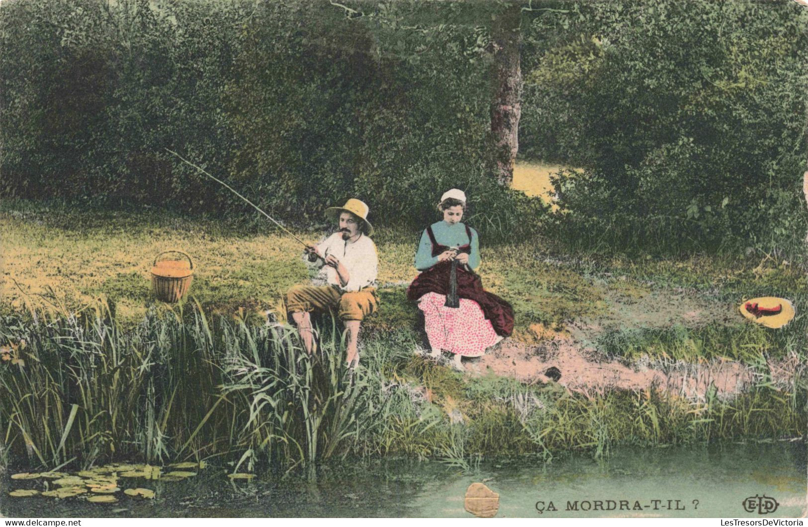 COUPLE - Un Couple Au Bord D'une Rivière - Pêcheur - Colorisé - Carte Postale Ancienne - Koppels