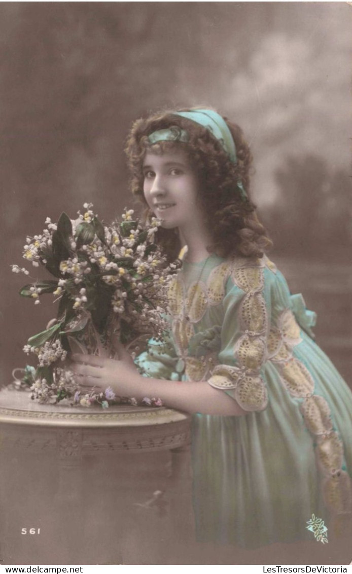 ENFANT - Fille En Robe Bleue - Fleurs Blanches  - Colorisé - Carte Postale Ancienne - Ritratti