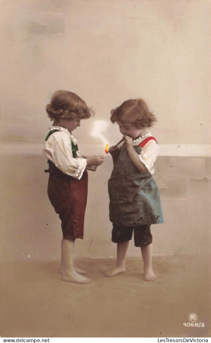 ENFANT - Deux Enfants Fumant Une Cigarette - Salopettes - Colorisé - Carte Postale Ancienne - Autres & Non Classés