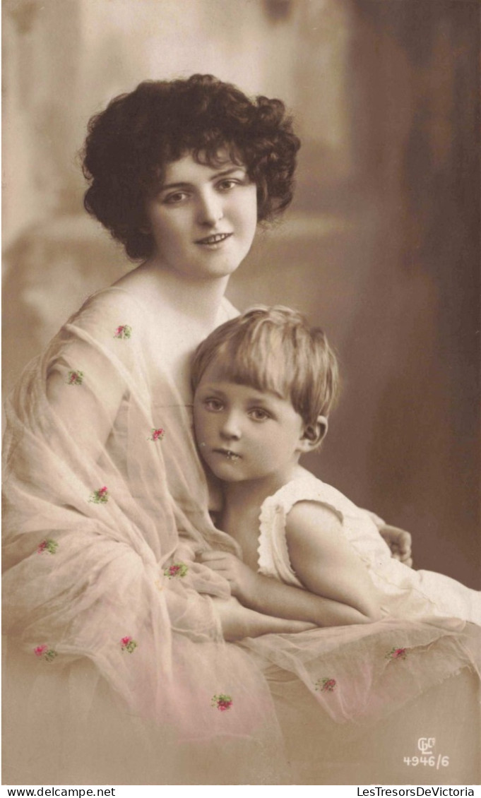 CARTE PHOTO - Mère Et Fille S'enlaçant - Robe à Pois Rouges - Colorisé - Carte Postale Ancienne - Photographs