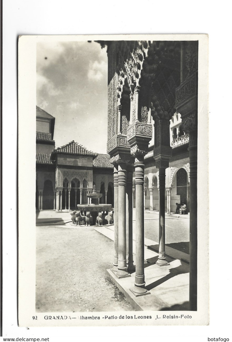 CPA PHOTO GRANADA  ALHAMBRA, PATIO DE LOS LEONES En 1951! (voir Timbre) - Granada