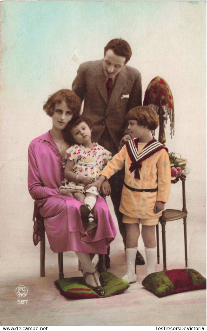 CARTE PHOTO - Photo De Famille - Coussins Sur Le Sol - Colorisé - Carte Postale Ancienne - Photographs