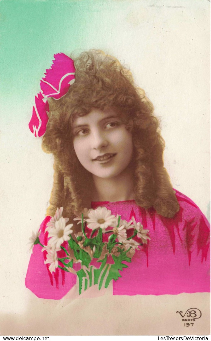 ENFANT - Petite Fille Avec Un Bouquet De Fleurs - Robe Fushia - Colorisé - Carte Postale Ancienne - Sonstige & Ohne Zuordnung