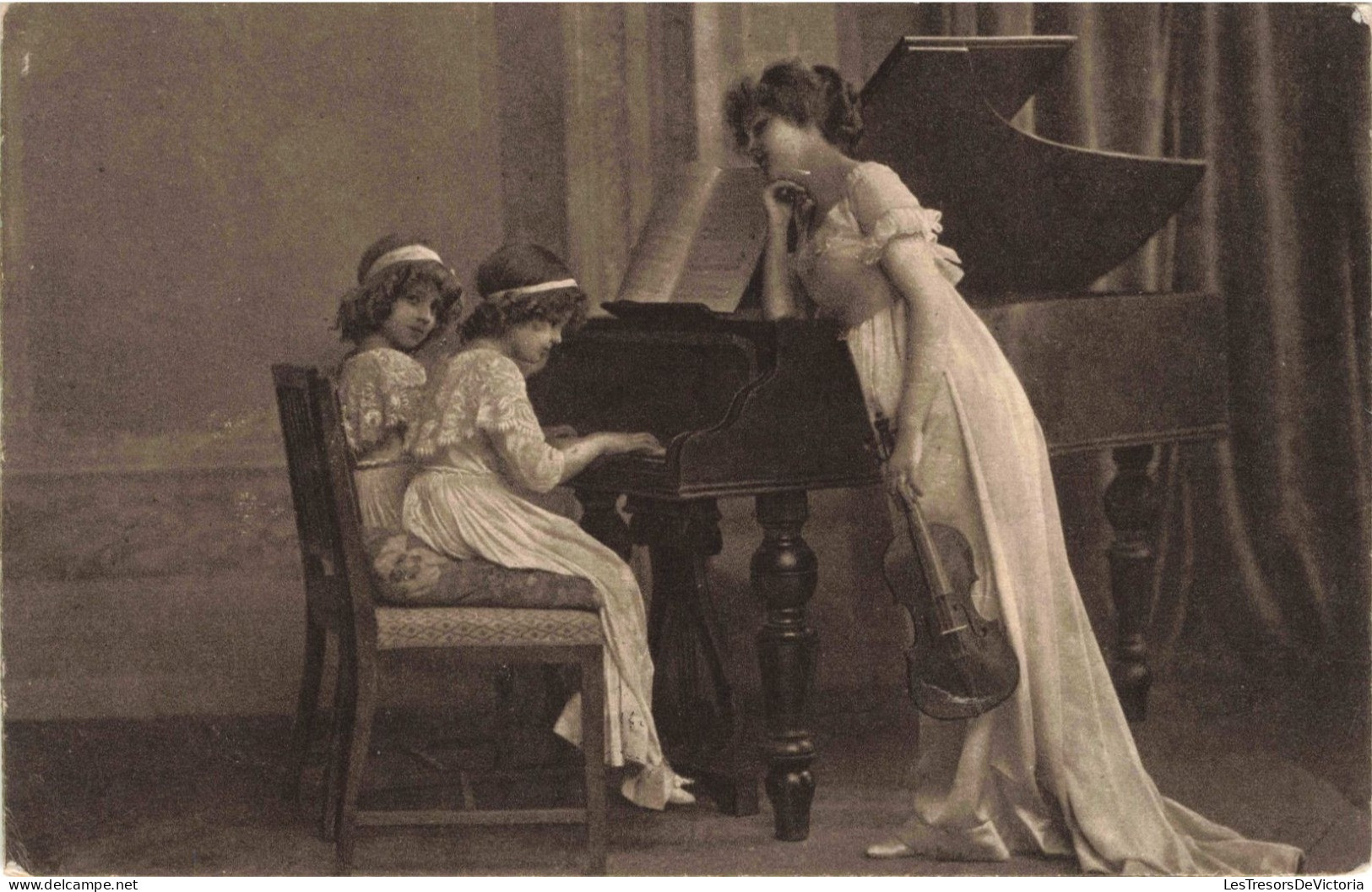 ENFANT- Femme - Filles Durant La Leçon De Piano - Carte Postale Ancienne - Taferelen En Landschappen