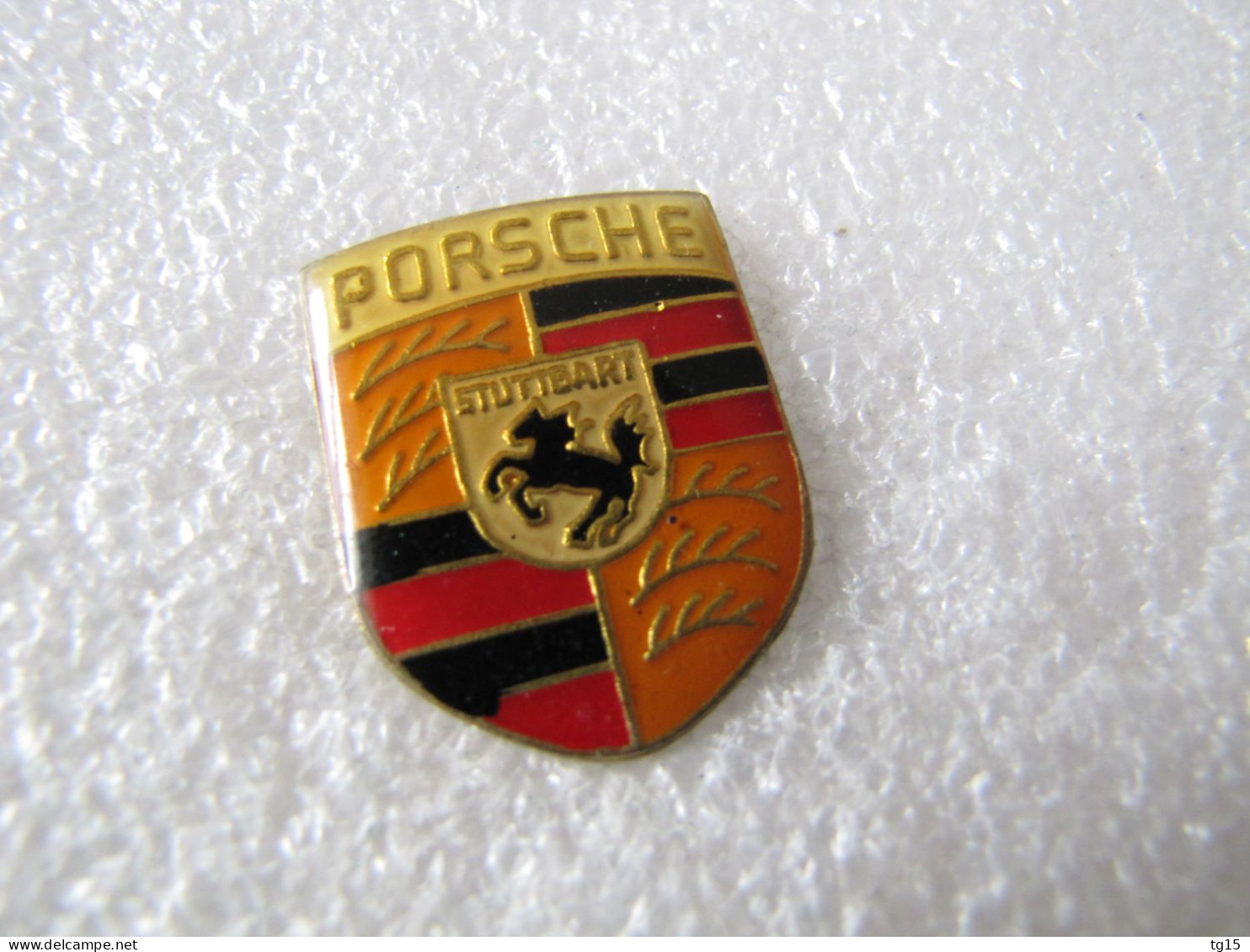 PIN'S    LOGO   PORSCHE     27 X 21 Mm - Porsche