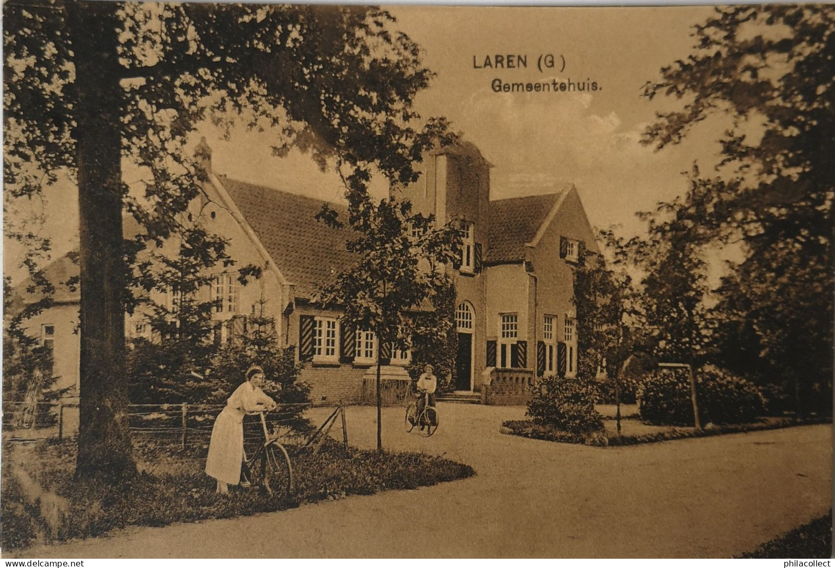 Laren (Gld.) (Gem. Lochem)  Gemeentehuis (fietsers) 1942 - Lochem