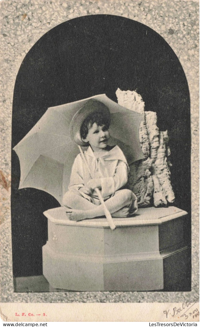 PHOTOGRAPHIE - Enfant Assis - Carte Postale Ancienne - Fotografie