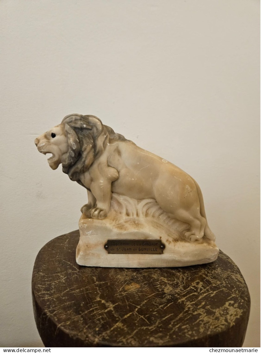 LION EN ALBATRE SOUVENIR DE LA BRIGADE DE ST JEAN DE GONVILLE AIN LONGUEUR 20CM HAUTEUR 17CM POIDS 1.8 KG - Piedras Y Mármoles