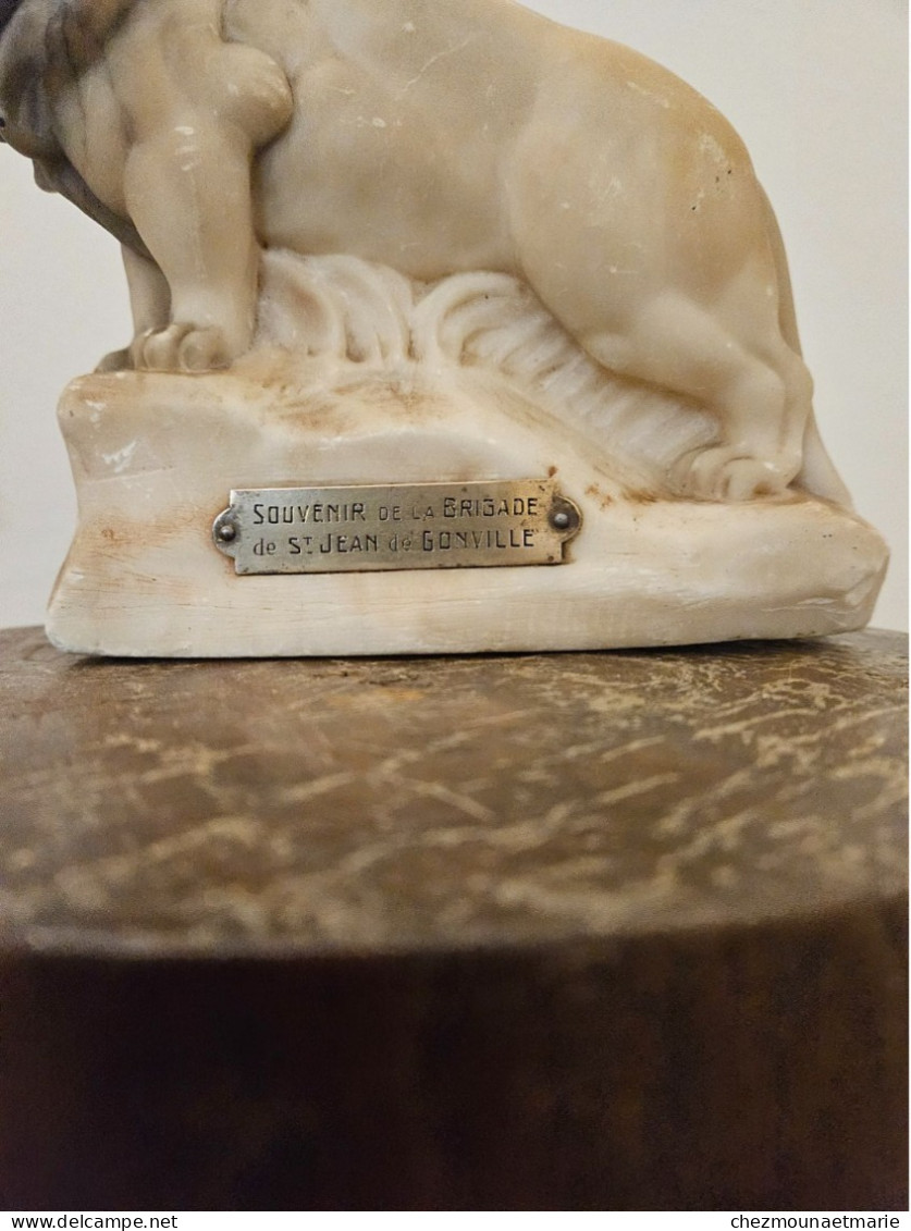 LION EN ALBATRE SOUVENIR DE LA BRIGADE DE ST JEAN DE GONVILLE AIN LONGUEUR 20CM HAUTEUR 17CM POIDS 1.8 KG - Stone & Marble