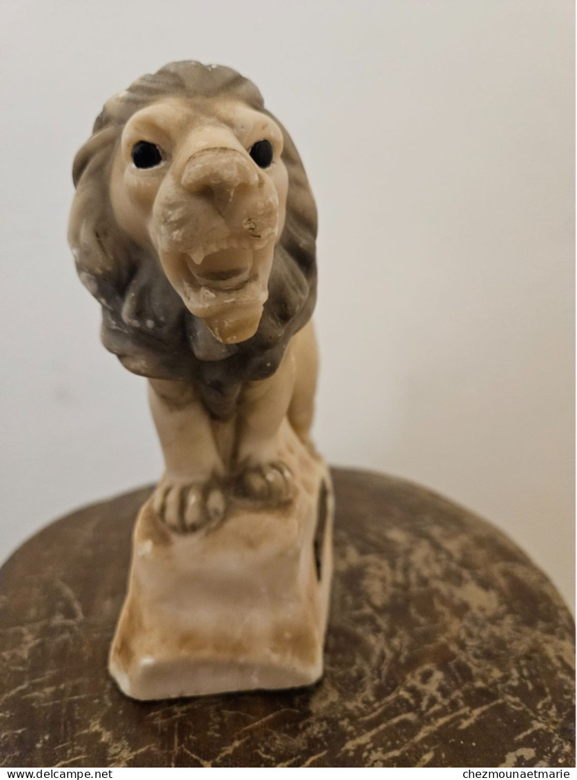 LION EN ALBATRE SOUVENIR DE LA BRIGADE DE ST JEAN DE GONVILLE AIN LONGUEUR 20CM HAUTEUR 17CM POIDS 1.8 KG - Piedras Y Mármoles