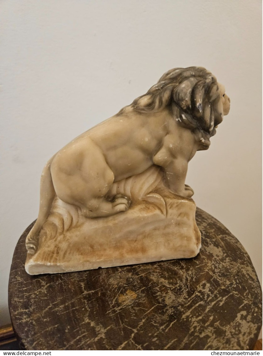 LION EN ALBATRE SOUVENIR DE LA BRIGADE DE ST JEAN DE GONVILLE AIN LONGUEUR 20CM HAUTEUR 17CM POIDS 1.8 KG - Pietre E Marmi