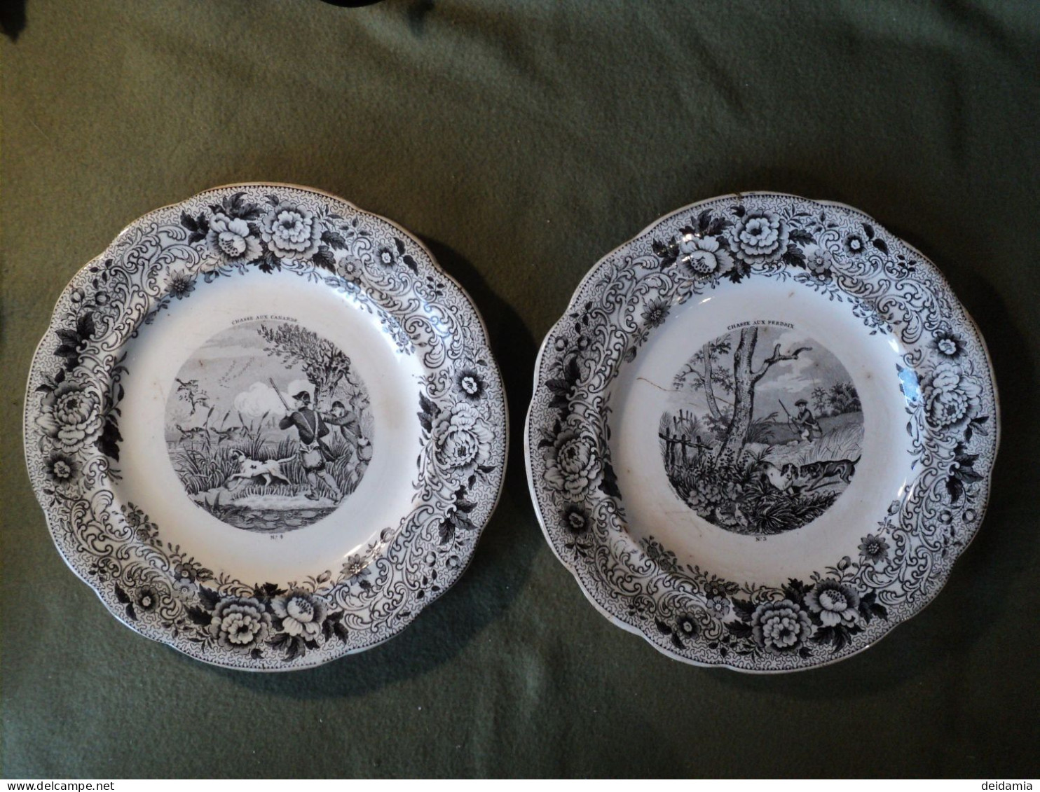 VIEILLE PAIRE D ASSIETTES PARLANTES EN PORCELAINE AUX SCENES DE CHASSE. GIEN. XIXEME GEOFFROY ET CIE. - Piatti