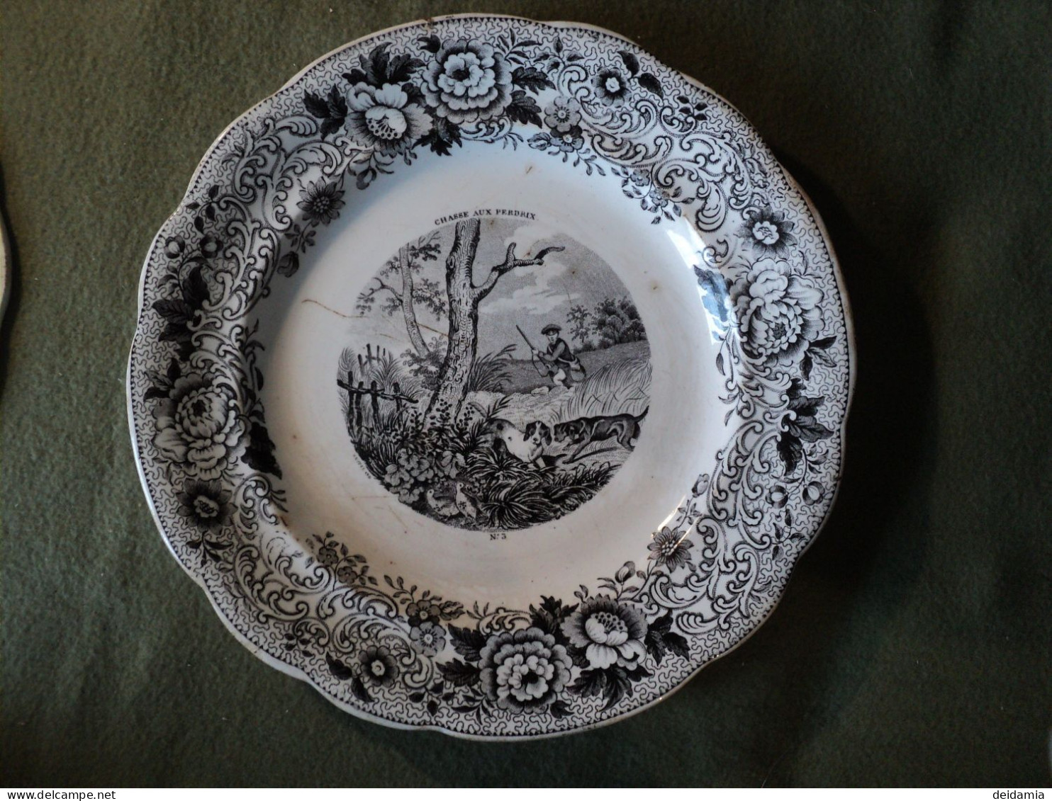 VIEILLE PAIRE D ASSIETTES PARLANTES EN PORCELAINE AUX SCENES DE CHASSE. GIEN. XIXEME GEOFFROY ET CIE. - Piatti