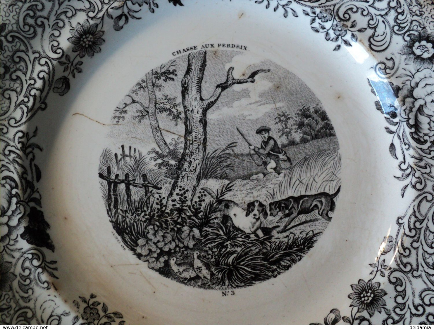 VIEILLE PAIRE D ASSIETTES PARLANTES EN PORCELAINE AUX SCENES DE CHASSE. GIEN. XIXEME GEOFFROY ET CIE.