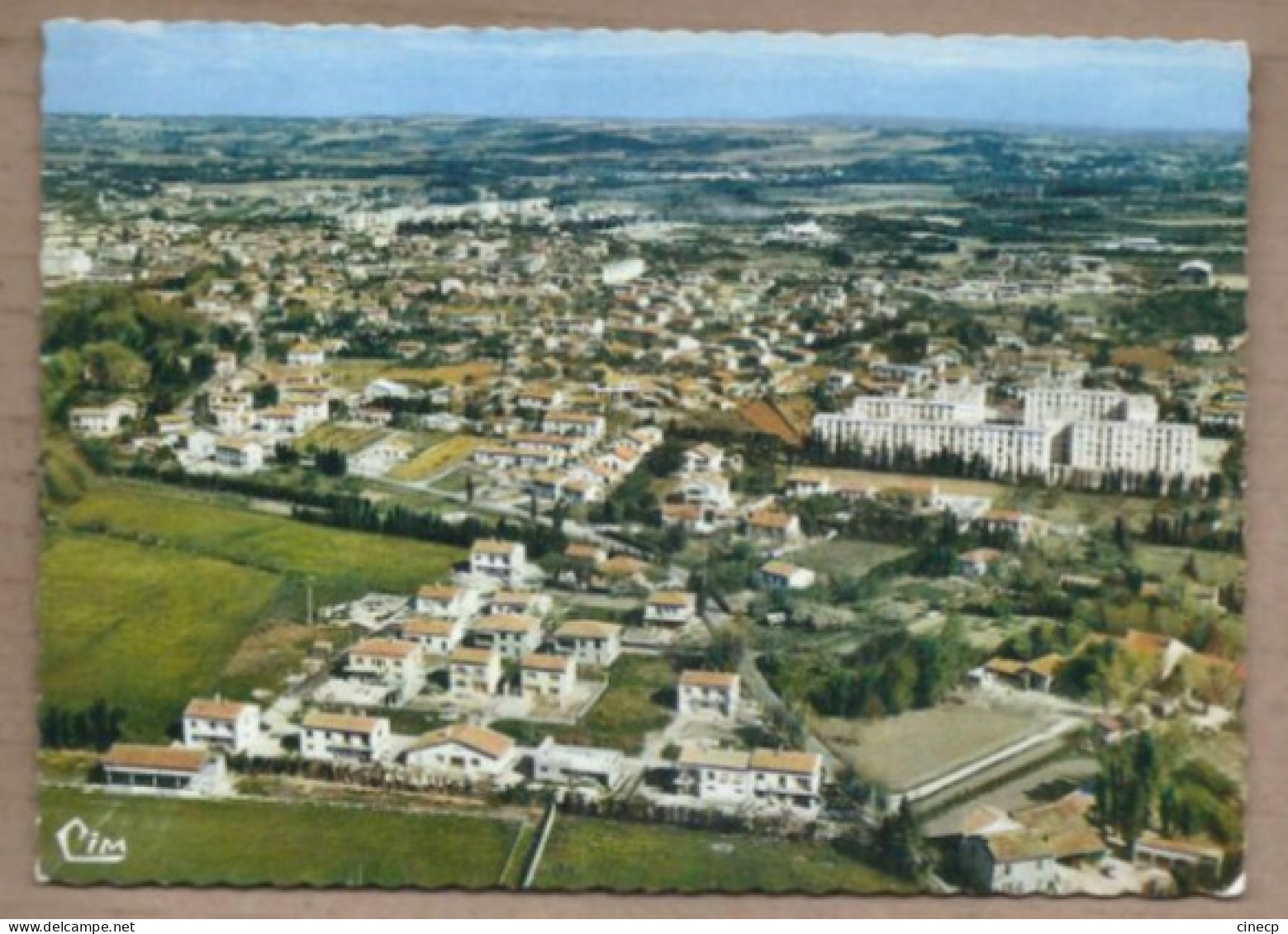 CPSM 84 - SORGUES - Vue Générale Aérienne - Les Cités : " Establet , St-Pierre , Les Griffons , Le Régent " TB Immeubles - Sorgues