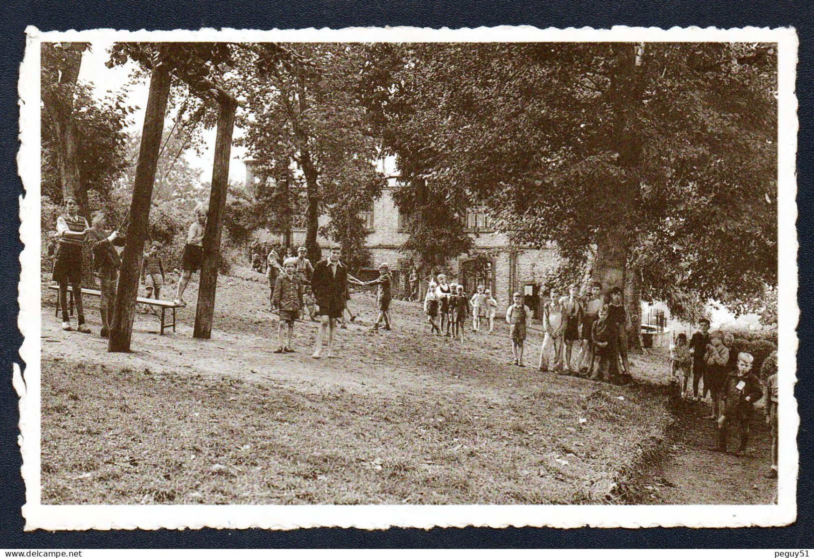 Hastière (Namur). Villa Scolaire Des Marçunvins. La Récréation Et Les Jeux Des écoliers Dans Le Jardin. - Hastière