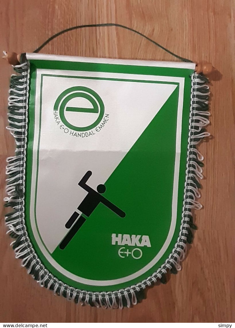 Vintage Captain Pennant Handball Club HAKA Emmen Nederland 1989/1990  26X31CM - Handball