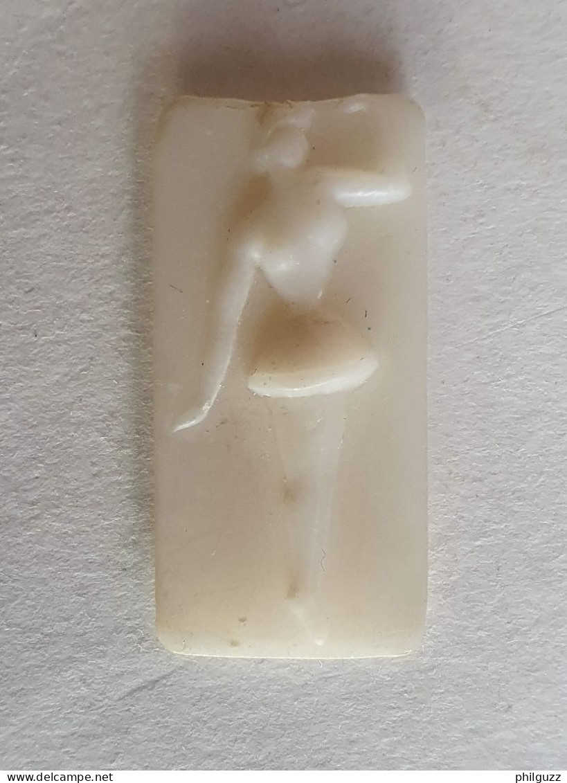 TRES RARE FEVE ANCIENNE PLASTIQUE Dur DANSEUSE (2) - Anciennes