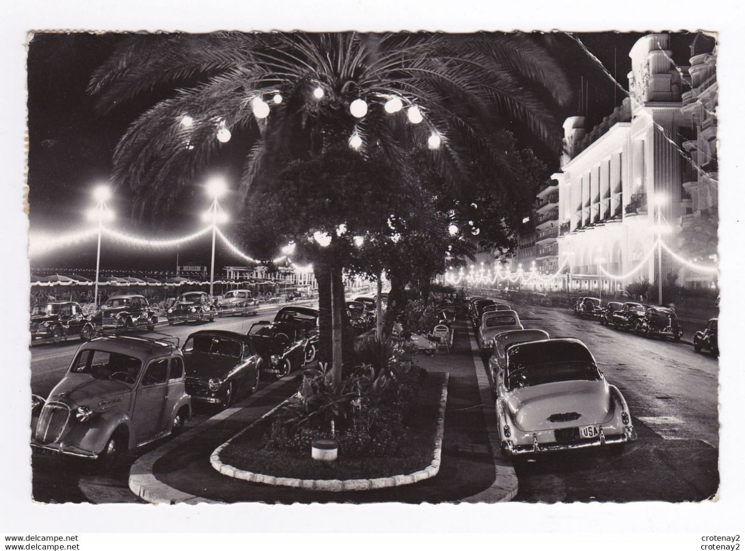 06 NICE N°747 La Promenade Des Anglais La Nuit En 1958 VOIR 2 ZOOMS Cabriolet Simca 8 Sport Auto Américaine VESPA - Nice Bij Nacht